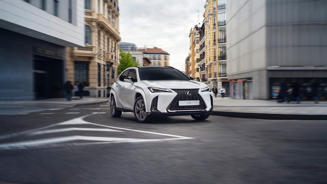 Το Lexus UX στον δρόμο