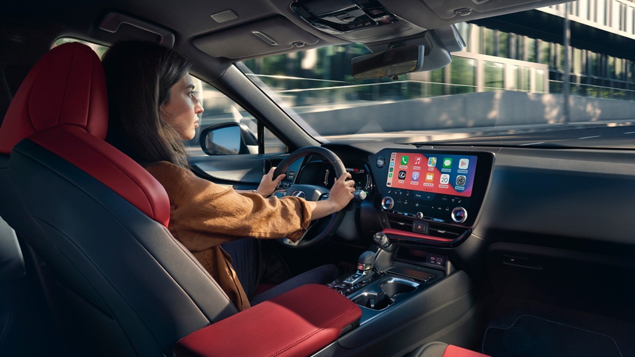 Μια γυναίκα που οδηγεί ένα Lexus NX
