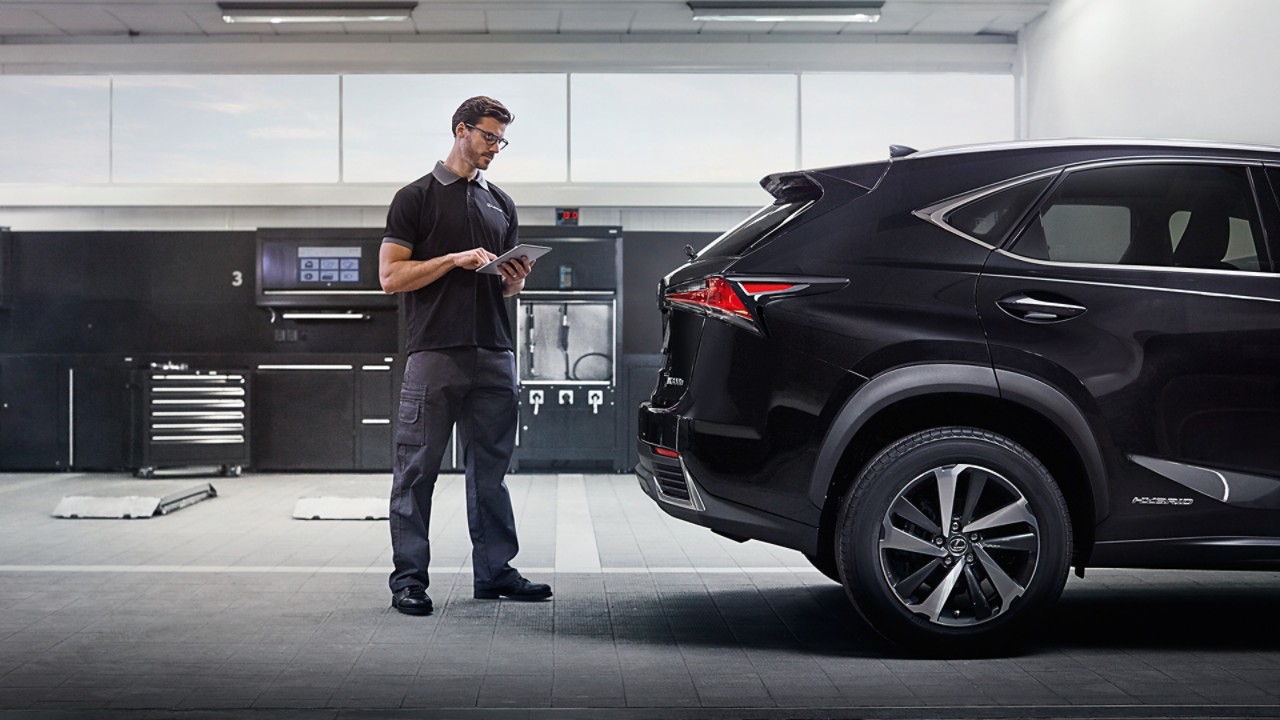 A Lexus mechanic working on a Lexus