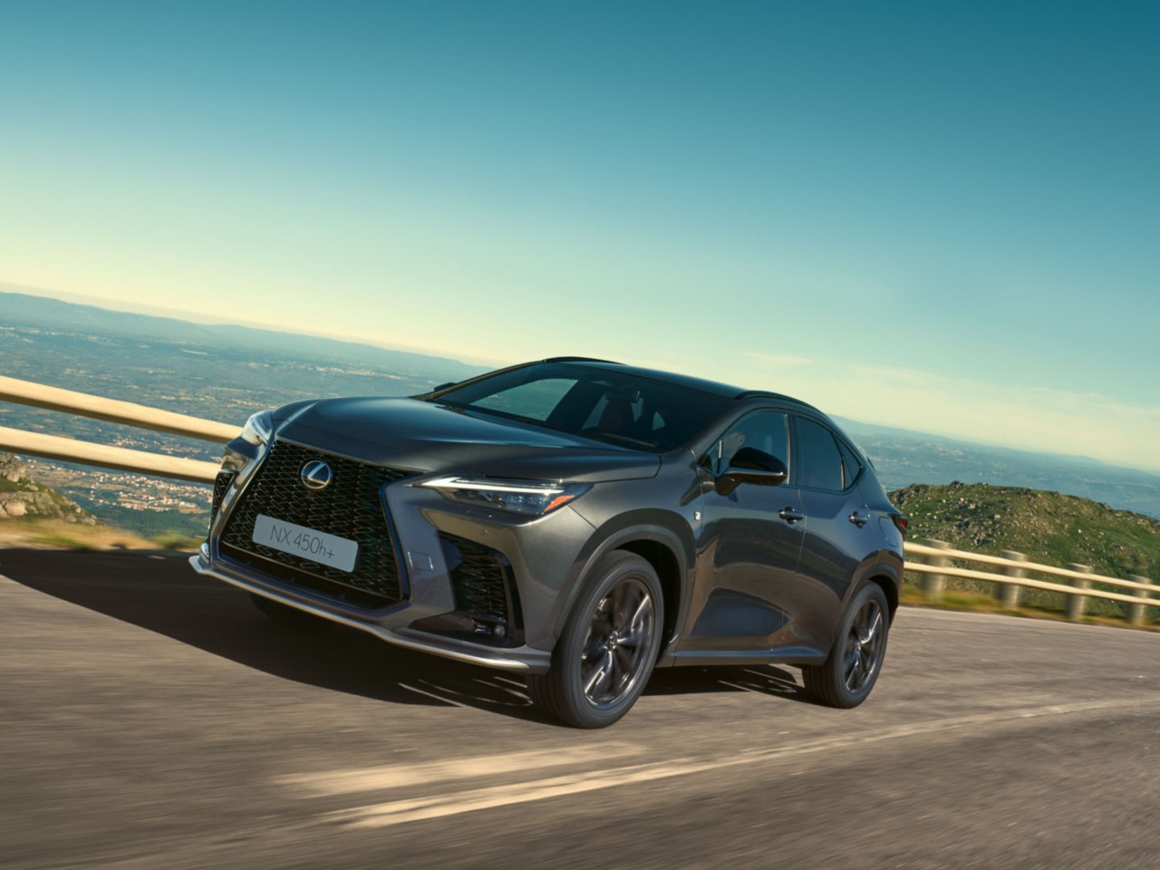 Ένα Lexus NX 450h+ σε δρόμο δίπλα σε παραλία