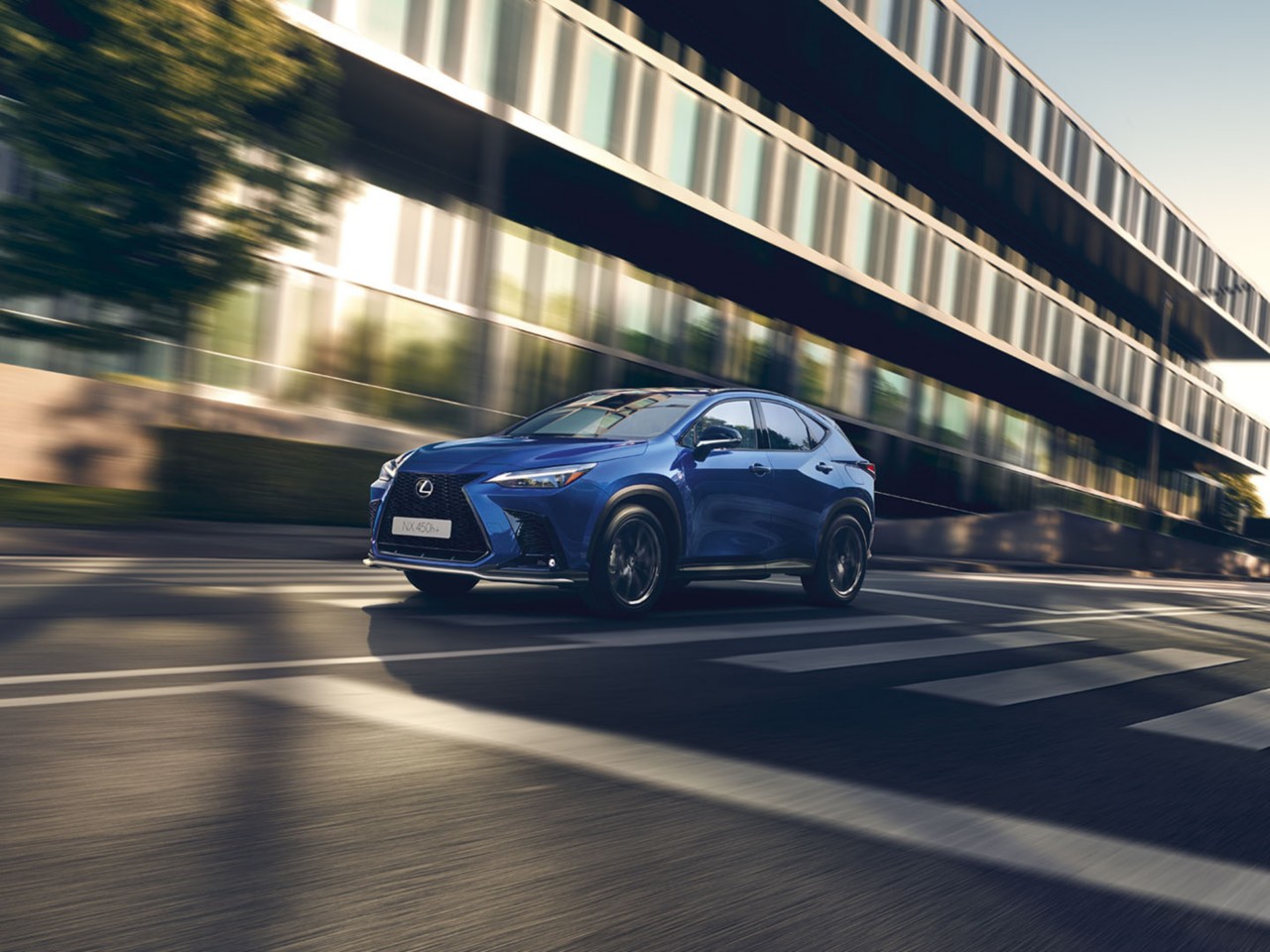 Ένα Lexus NX 450h+ στο δρόμο