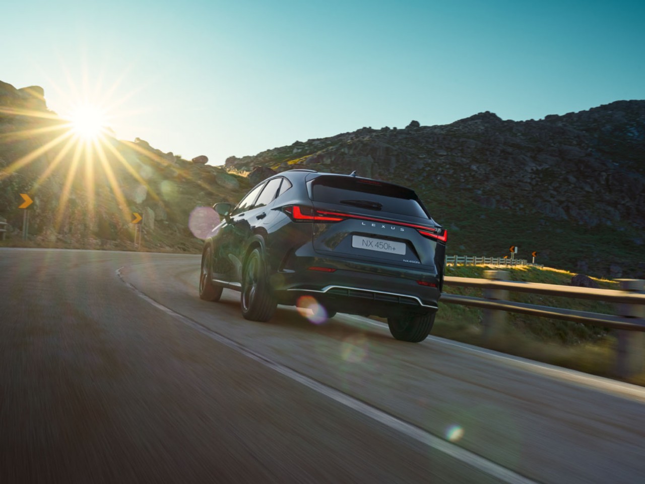 Μία πίσω όψη του Lexus NX 450h+ στο δρόμο