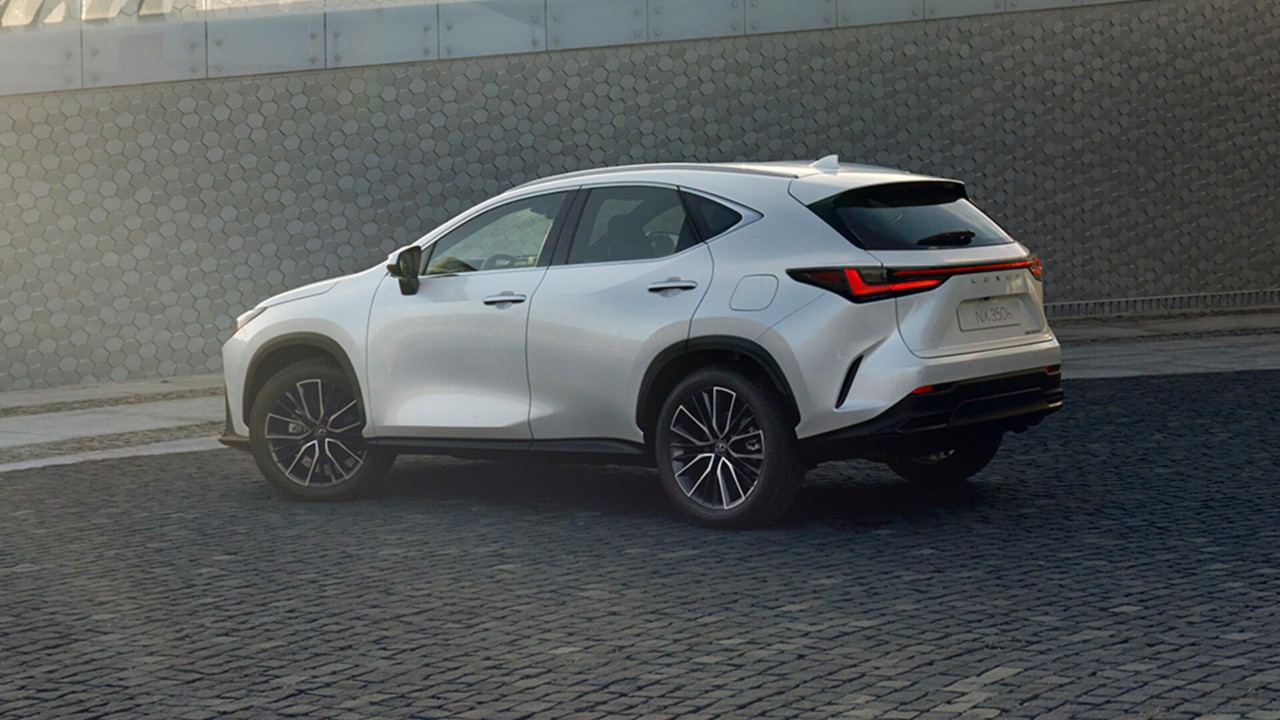 Πλαϊνή όψη του Lexus NX