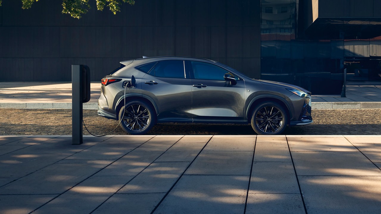 Το Lexus NX φορτίζει σε ένα σταθμό φόρτισης