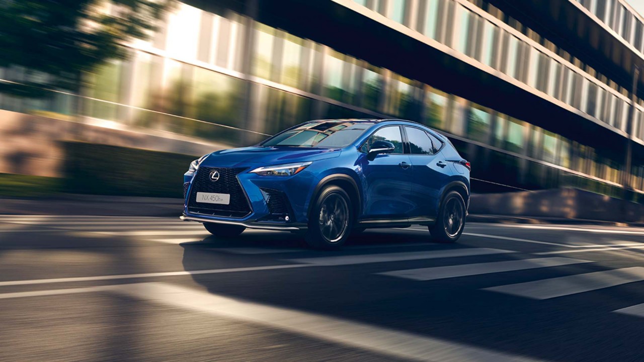 Το Lexus NX 450h+ στο δρόμο της πόλης